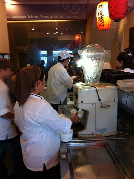 先放仙草冰沙於底層