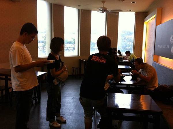 他們被訪問很自然呢 落落大方