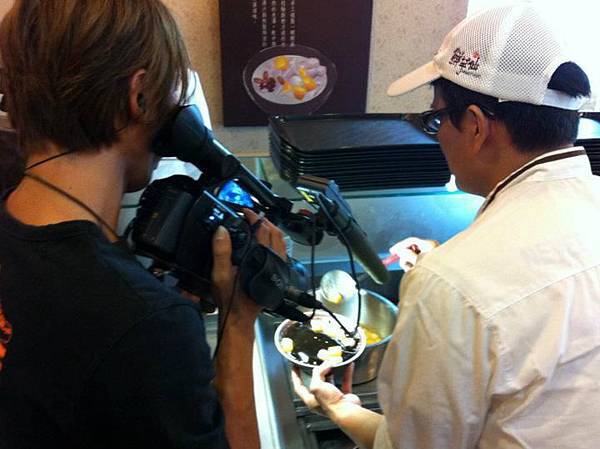 再盛上新鮮手做的芋圓