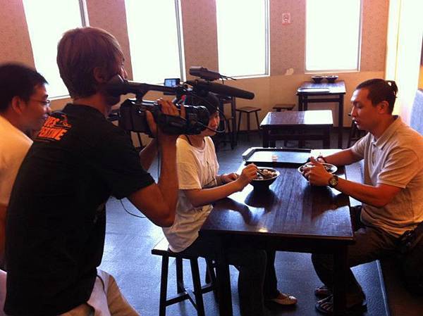 很有上鏡頭當明星的架勢喔