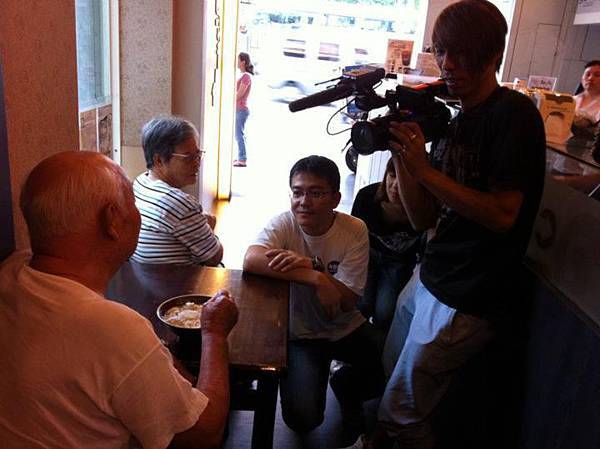 這位阿公很可愛喔！住在板橋的阿公，天天都來吃一碗花生豆花，不吃他會睡不著呢~