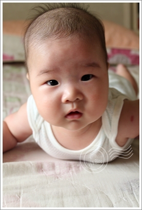 20110819[3Y5W&3M0W] 安安抬頭-90度.JPG