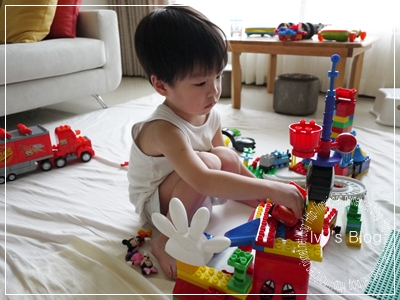20111010 [宇3Y2M18D] 玩積木_1.JPG