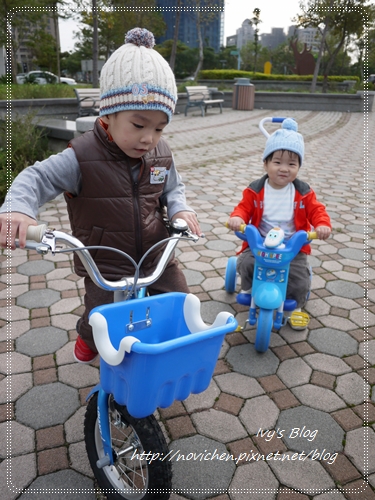 20121124 [宇4Y4M1W&安1Y6M2W] 出門騎腳踏車_3