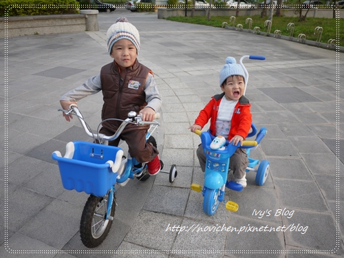 20121124 [宇4Y4M1W&安1Y6M2W] 出門騎腳踏車_4