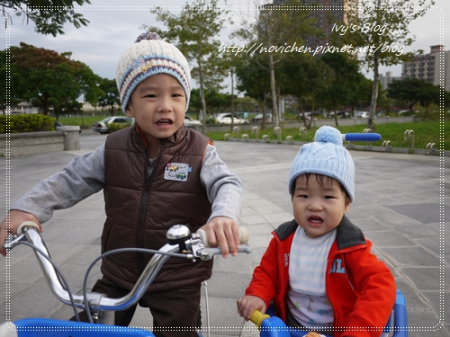 20121124 [宇4Y4M1W&安1Y6M2W] 出門騎腳踏車_6