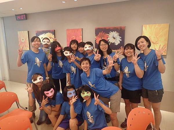 少女合照有看鏡頭