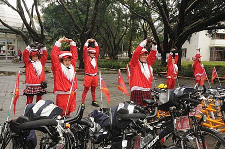 傳神老不休單車騎士 穿著聖誕老人裝做熱身操 傳神老不休單車騎士 穿著聖誕老人裝做熱身操