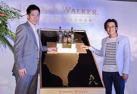 今日JOHNNIE WALKER活動上魏導侃侃而談自己對於台灣土地的獨有情感,照片左邊為帝亞吉歐有限公司台灣分公司威士忌品類行銷總監張維揚 今日JOHNNIE WALKER活動上魏導侃侃而談自己對於台灣土地的獨有情感,照片左邊為帝亞吉歐有限公司台灣分公司威士忌品類行銷總監張維揚