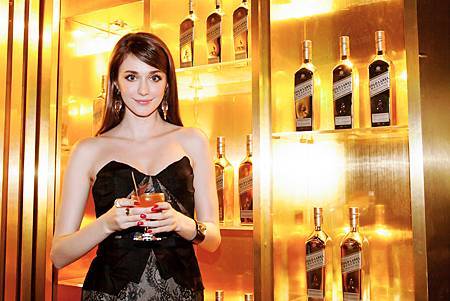 (圖八) 時尚名模瑞莎於Johnnie Walker金色吧檯前留影 (圖八) 時尚名模瑞莎於Johnnie Walker金色吧檯前留影