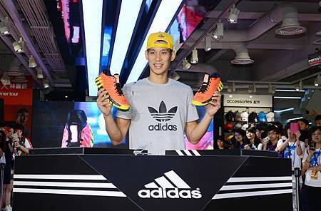 2.林書豪在adidas為他推出的全新橘紅配色Crazyquick 2 low上親筆簽名 2.林書豪在adidas為他推出的全新橘紅配色Crazyquick 2 low上親筆簽名