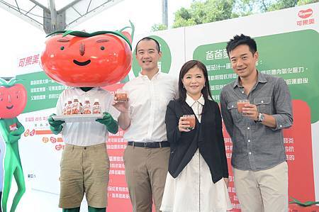 由左至右_可果美蕃紅哥、林宮男課長、謝宜芳營養師及岑永康先生 由左至右_可果美蕃紅哥、林宮男課長、謝宜芳營養師及岑永康先生