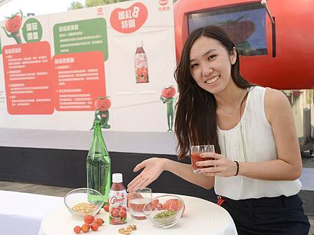 現場消費者品嘗蕃紅8特調 現場消費者品嘗蕃紅8特調