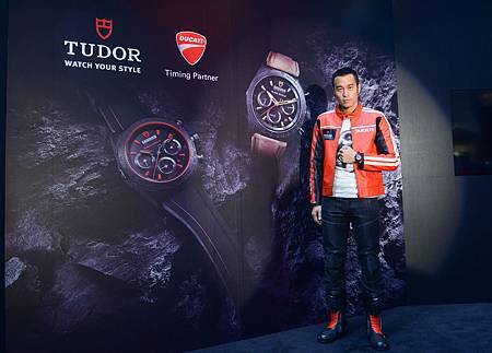 (圖二)台灣影壇實力男星張孝全以一身杜卡迪重機勁裝,配戴TUDOR FASTRIDER BLACK SHIELD計時腕錶帥氣登場,為特展揭幕(TUDOR/李開明) (圖二)台灣影壇實力男星張孝全以一身杜卡迪重機勁裝,配戴TUDOR FASTRIDER BLACK SHIELD計時腕錶帥氣登場,為特展揭幕(TUDOR/李開明)