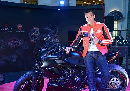 (圖三)台灣影壇實力男星張孝全配戴TUDOR FASTRIDER BLACK SHIELD計時腕錶演繹黑與焰交鋒的陽剛魅力(TUDOR/李開明) (圖三)台灣影壇實力男星張孝全配戴TUDOR FASTRIDER BLACK SHIELD計時腕錶演繹黑與焰交鋒的陽剛魅力(TUDOR/李開明)
