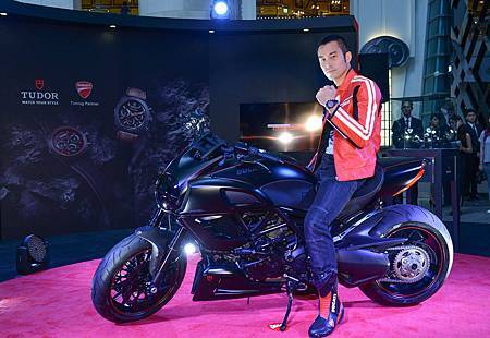 (圖四)台灣影壇實力男星張孝全配戴TUDOR FASTRIDER BLACK SHIELD計時腕錶與重機合影(TUDOR/李開明) (圖四)台灣影壇實力男星張孝全配戴TUDOR FASTRIDER BLACK SHIELD計時腕錶與重機合影(TUDOR/李開明)