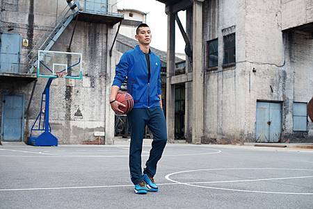 3.adidas x Jeremy Lin_全新秋冬男性訓練系列頂級裝備_藍色外套_M68449_$3490_已上市_深色上衣_M68427_$1690_已上市_深色長褲_M68454_$2,490_已上市_藍色球鞋_D73930_$3,290_已上市 3.adidas x Jeremy Lin_全新秋冬男性訓練系列頂級裝備_藍色外套_M68449_$3490_已上市_深色上衣_M68427_$1690_已上市_深色長褲_M68454_$2,490_已上市_藍色球鞋_D73930_$3,290_已上市
