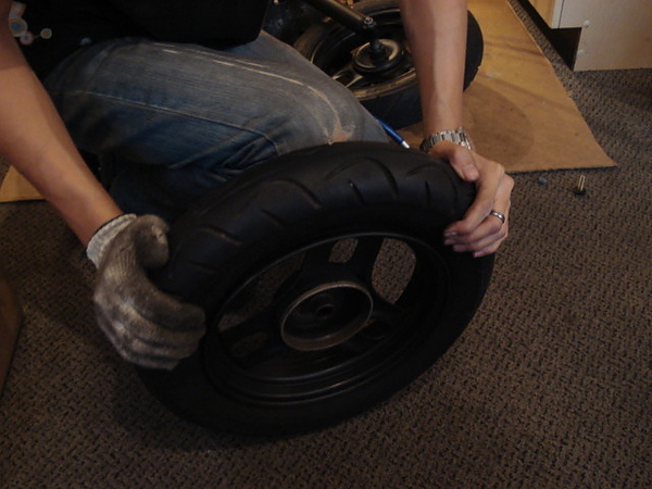 十吋輪胎拆裝 十吋輪胎拆裝