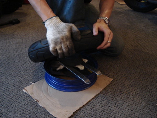 十吋輪胎拆裝 十吋輪胎拆裝