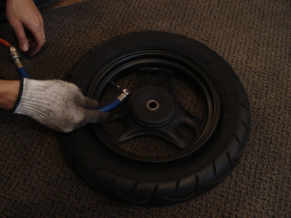 十吋輪胎拆裝 十吋輪胎拆裝