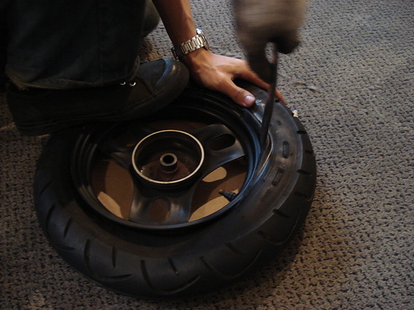 十吋輪胎拆裝 十吋輪胎拆裝