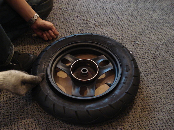 十吋輪胎拆裝 十吋輪胎拆裝