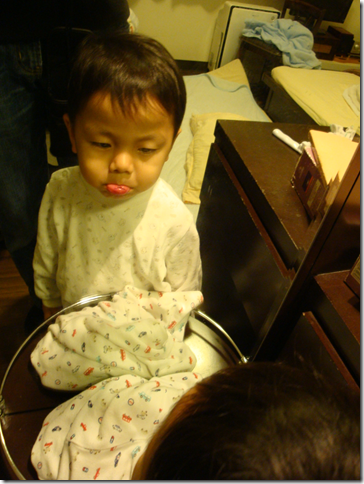 小罡在鏡子裡看自己的傷口 小罡在鏡子裡看自己的傷口