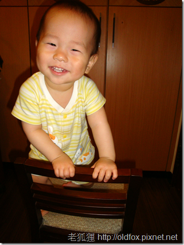 小雍爬到椅子上 小雍爬到椅子上