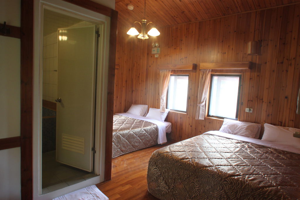 溪畔老樹溫泉山莊