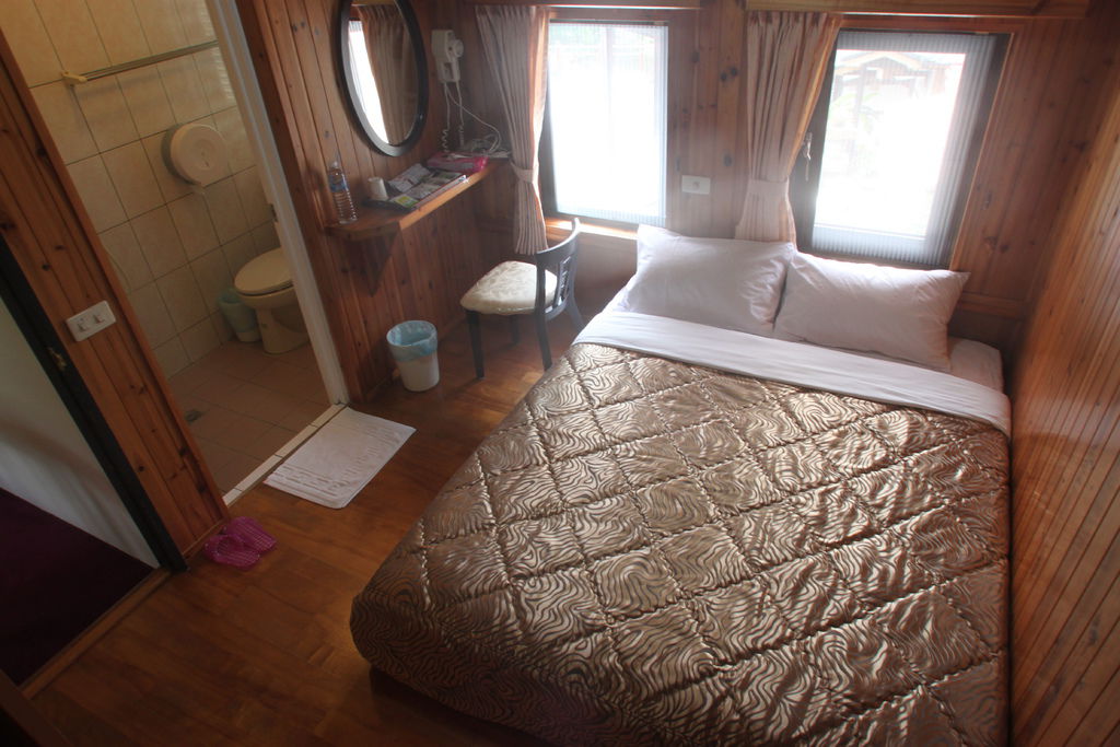 溪畔老樹溫泉山莊