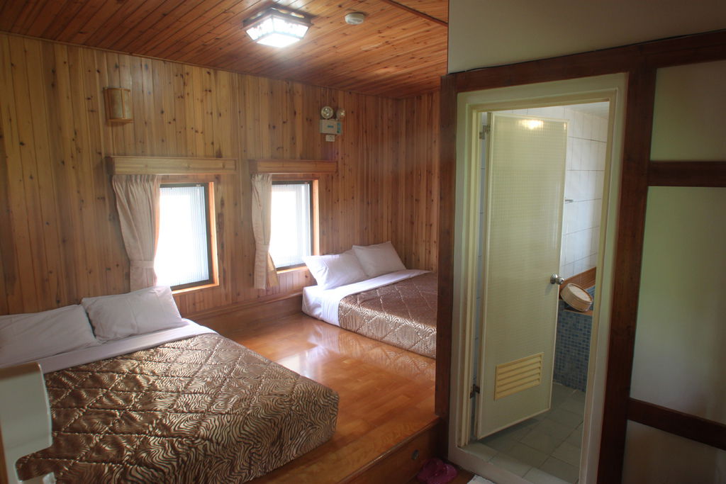 溪畔老樹溫泉山莊