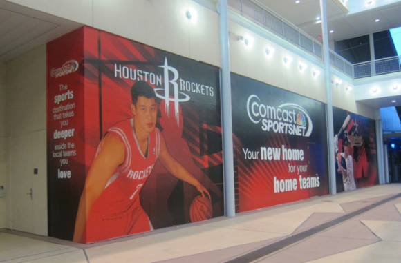 負責轉播Rockets 比賽的Comcast Sportsnet 辦公室在這裡一樓而且辦公室是透明的