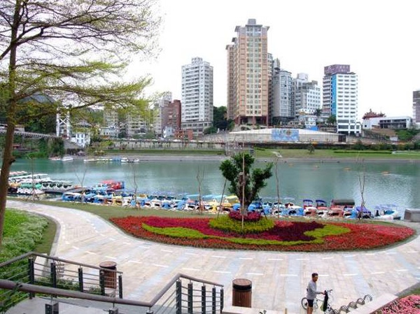 碧潭右岸廣場.jpg 碧潭右岸廣場.jpg