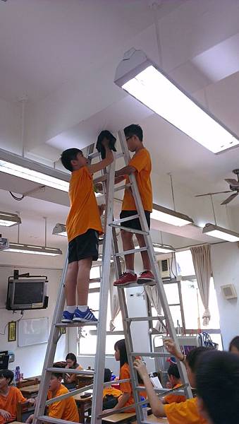 20130914-102班大掃除+油漆2