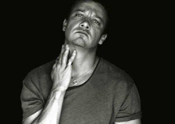 Flaunt-Magazine-2010-jeremy-renner-30780151-647-458.jpg