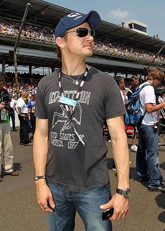 94th-Running-Of-The-Indianapolis-500-2010-jeremy-renner-30775318-425-594.jpg
