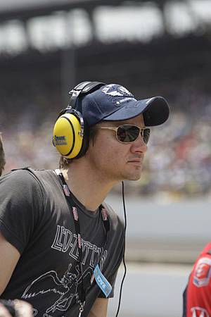 94th-Running-Of-The-Indianapolis-500-jeremy-renner-30864593-400-600.jpg