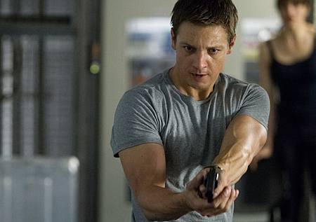 jeremy-renner-gun-the-bourne-legacy jeremy-renner-gun-the-bourne-legacy