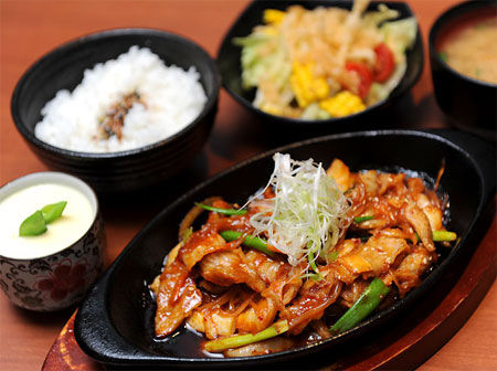 「歐卡桑日式家味料理Oukasang」定食附有白飯、前菜、湯、沙拉、茶碗蒸