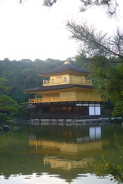 映照著夕陽的金閣!