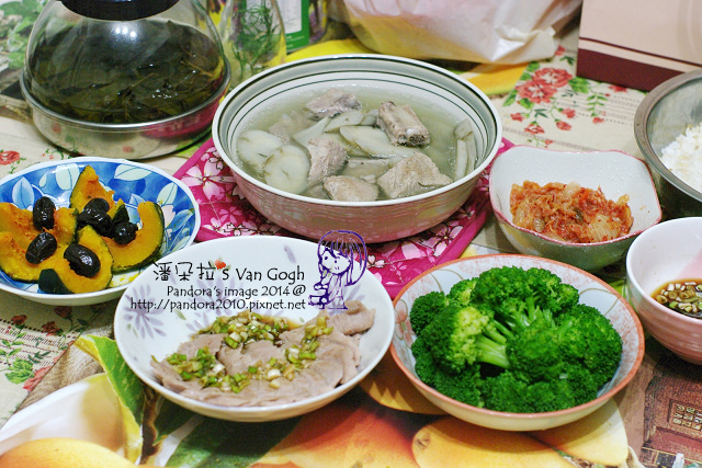 2014.05.14-晚餐。牛蒡排骨湯、蔥醬白肉、水煮綠花椰菜、紅棗蒸南瓜、韓式泡菜、米飯-.jpg 2014.05.14-晚餐。牛蒡排骨湯、蔥醬白肉、水煮綠花椰菜、紅棗蒸南瓜、韓式泡菜、米飯-.jpg