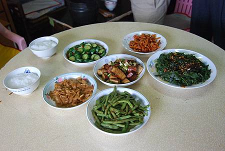 老太太親手煮的早餐。蔬菜都是自己種的,不灑農藥,清脆好吃.JPG 老太太親手煮的早餐。蔬菜都是自己種的,不灑農藥,清脆好吃.JPG