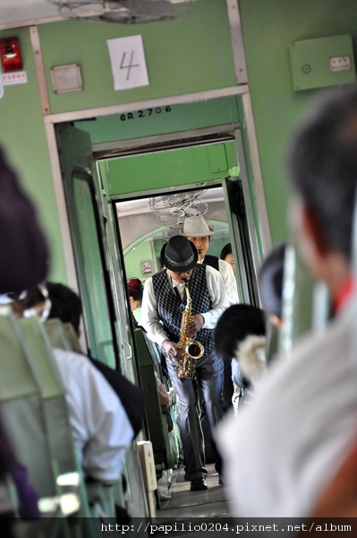 車廂中表演的藝人