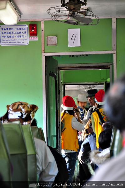 光華號柴聯車DR2700型車廂內部