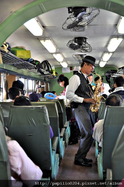 車廂中表演的藝人