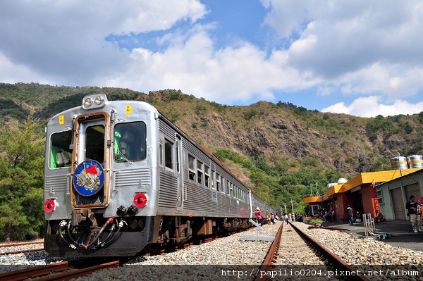 停在枋野站的光華號柴聯車DR2700型