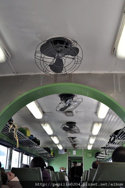 光華號柴聯車DR2700型車廂內部