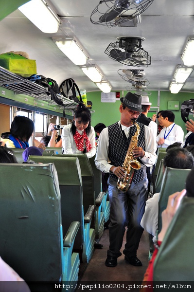 車廂中表演的藝人