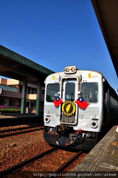 停在枋寮站的光華號柴聯車DR2700型