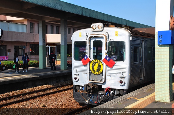 停在枋寮站的光華號柴聯車DR2700型